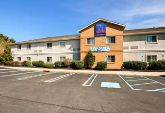 Studio 6-East Brunswick, Nj - Nyc Area has Smoking rooms