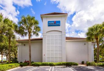 Studio 6-Coral Springs, Fl - Fort Lauderdale has Smoking rooms