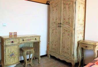 Mountain Apt with Thermal Bathtub Waters - the pool is not working has Balcony rooms