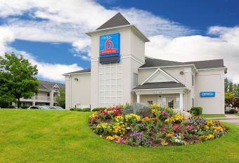 Econo Lodge Murray allows 18 year olds to book a room