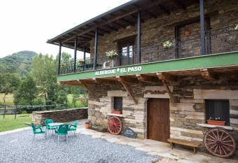 Albergue El Paso allows 18 year olds to book a room