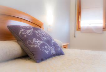 L Oncle Pere Habitacions has Balcony rooms