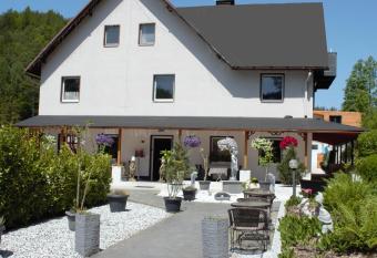 Waldpension Pfeiferhaus allows 18 year olds to book a room