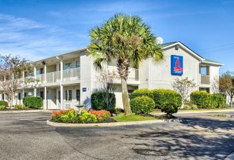 Studio 6 Ocean Springs Ms has Smoking rooms