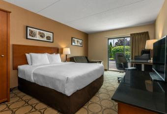 Comfort Inn Simcoe has Balcony rooms