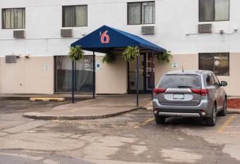 Motel 6 St Paul I-94 has Smoking rooms