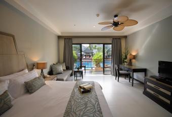Krabi La Playa Resort - SHA Plus has rooms with a private hot tub