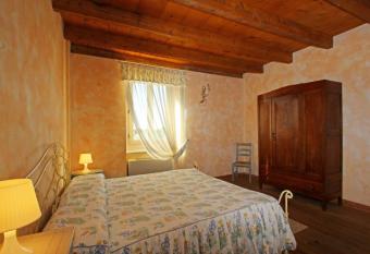 Cascina Le Preseglie has Balcony rooms