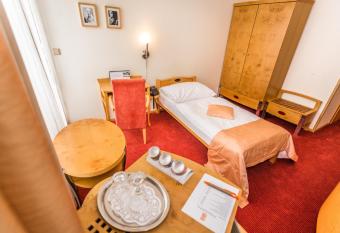 Hotel SET allows 18 year olds to book a room