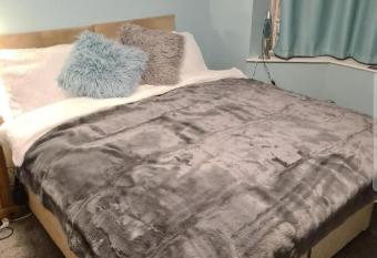 JOHN WAYNE S LODGE by sea allows 18 year olds to book a room