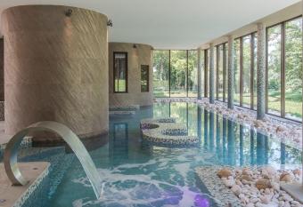 Ch  teau De Massillan has Balcony rooms