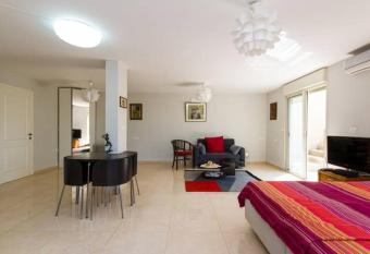 Magnificent studio in Zichron yaakov sea view and garden allows 18 year olds to book a room