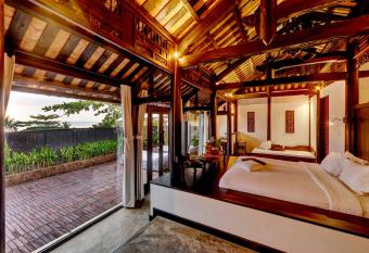 Chen Sea Resort & Spa Phu Quoc has rooms with a private hot tub