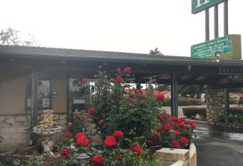 Town and Country Inn has Balcony rooms