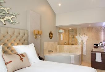 Grand Hotel Des Sablettes Plage, Curio Collection By Hilton has rooms with a private hot tub