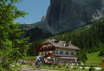Rifugio Monti Pallidi has Balcony rooms