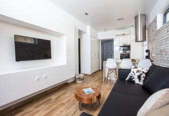 YIANNA s FLAT has Balcony rooms