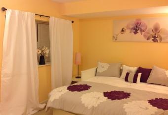 Mojoy Homesuites At Runyon allows 18 year olds to book a room