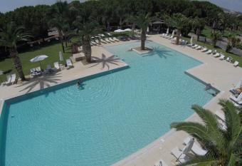 Eureka Palace Hotel Spa Resort has rooms with a private hot tub