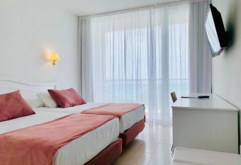 Hotel Aromar has rooms with a private hot tub