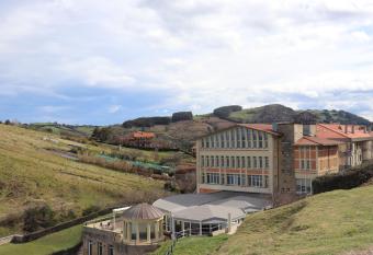 Hotel & Talasoterapia Zelai allows 18 year olds to book a room