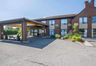 Comfort Inn Rimouski allows 18 year olds to book a room