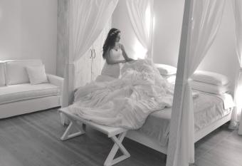 Cavo Bianco Boutique Hotel & Spa has rooms with a private hot tub