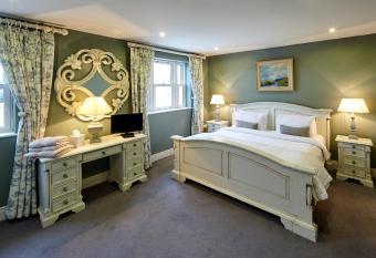 Horse & Hound allows 18 year olds to book a room