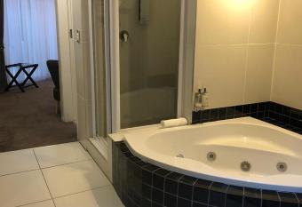 Le Petit Fillan allows 18 year olds to book a room