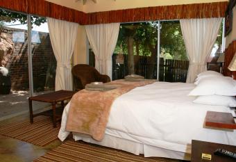 Flintstones Guest House Fourways has rooms with a private hot tub