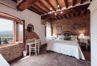 Antica Torre del Borgo allows 18 year olds to book a room