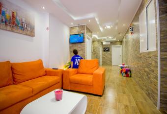 Dioklecijan delux allows 18 year olds to book a room