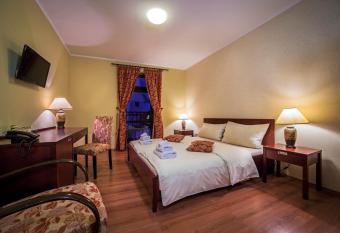 Eco Friendly Hotel D  lia allows 18 year olds to book a room