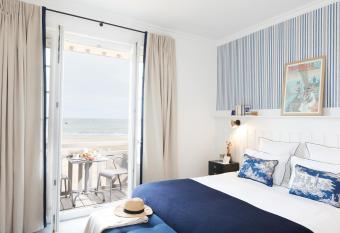 Le Flaubert has Balcony rooms