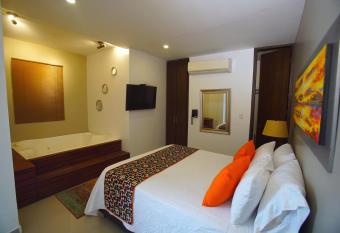 Hotel Ucla Center has Balcony rooms