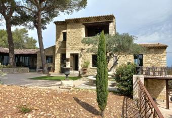 Le Bastion des Papes has rooms with a private hot tub