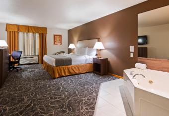 Best Western West Towne Suites has rooms with a private hot tub