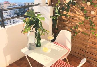 Sailor Apartments has Balcony rooms