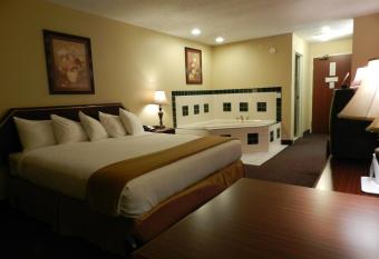 Luxury Inn & Suites Troy has rooms with a private hot tub
