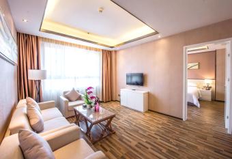 Rui Xin International Hotel has rooms with a private hot tub