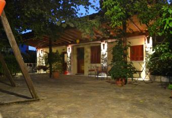 Chouchounikos Apartments allows 18 year olds to book a room