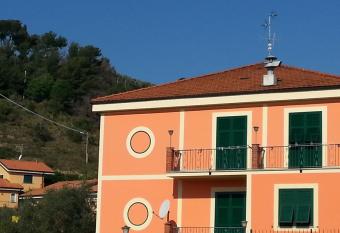 Albergo Jolanda allows 18 year olds to book a room