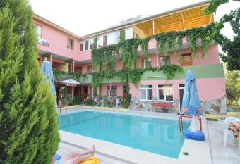 Hotel Pamukkale allows 18 year olds to book a room