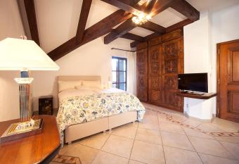 Romantik Villa has rooms with a private hot tub