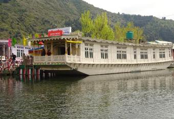 Shiraz Deluxe Houseboat allows 18 year olds to book a room
