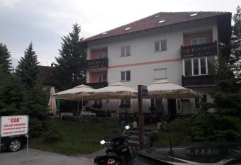 Apartmani Dona has Smoking/Balcony rooms