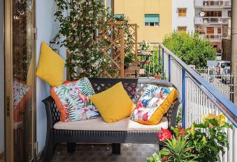 Casa Rosetta allows 18 year olds to book a room