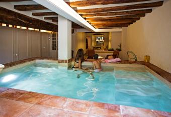 El Jardinet de Sant Esteve has Balcony rooms