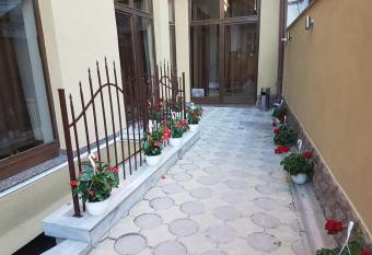 Casa Rezidentiala Aria allows 18 year olds to book a room