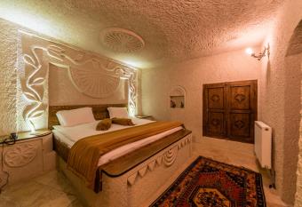 Elite Cave Suites has rooms with a private hot tub